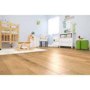 Pavimento vinilico chiaro in una stanza dei bambini con giocattoli e mobili.