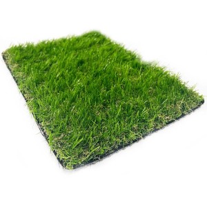 Erba sintetica verde di t.b.t. per giardino o balcone.