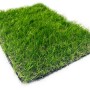 Erba sintetica verde di t.b.t. per giardino o balcone.