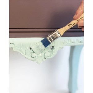 Pennello marca t.b.t. che applica vernice su un mobile. Adatto per Materiali per dipingere.