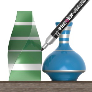 Pennarello per smalto colorato che dipinge un vaso blu e uno verde.