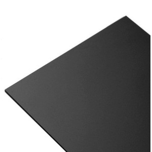 Lastra in plastica nera, adatta come copertura o per altre applicazioni.