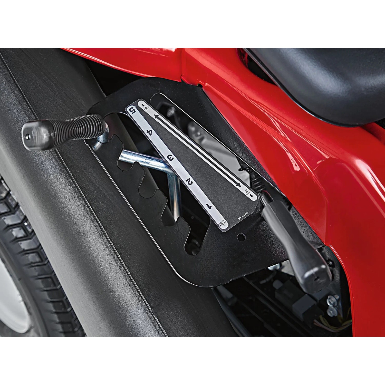 Dettaglio: cambio di marcia del tosaerba rider rosso Troy-Bilt Mini-Rider 60T-R.