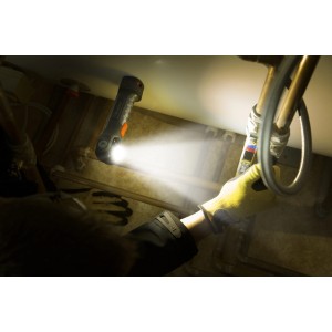 Lampada da lavoro Energizer Hardcase Pivot in uso, fissata magneticamente al soffitto, illumina i tubi.