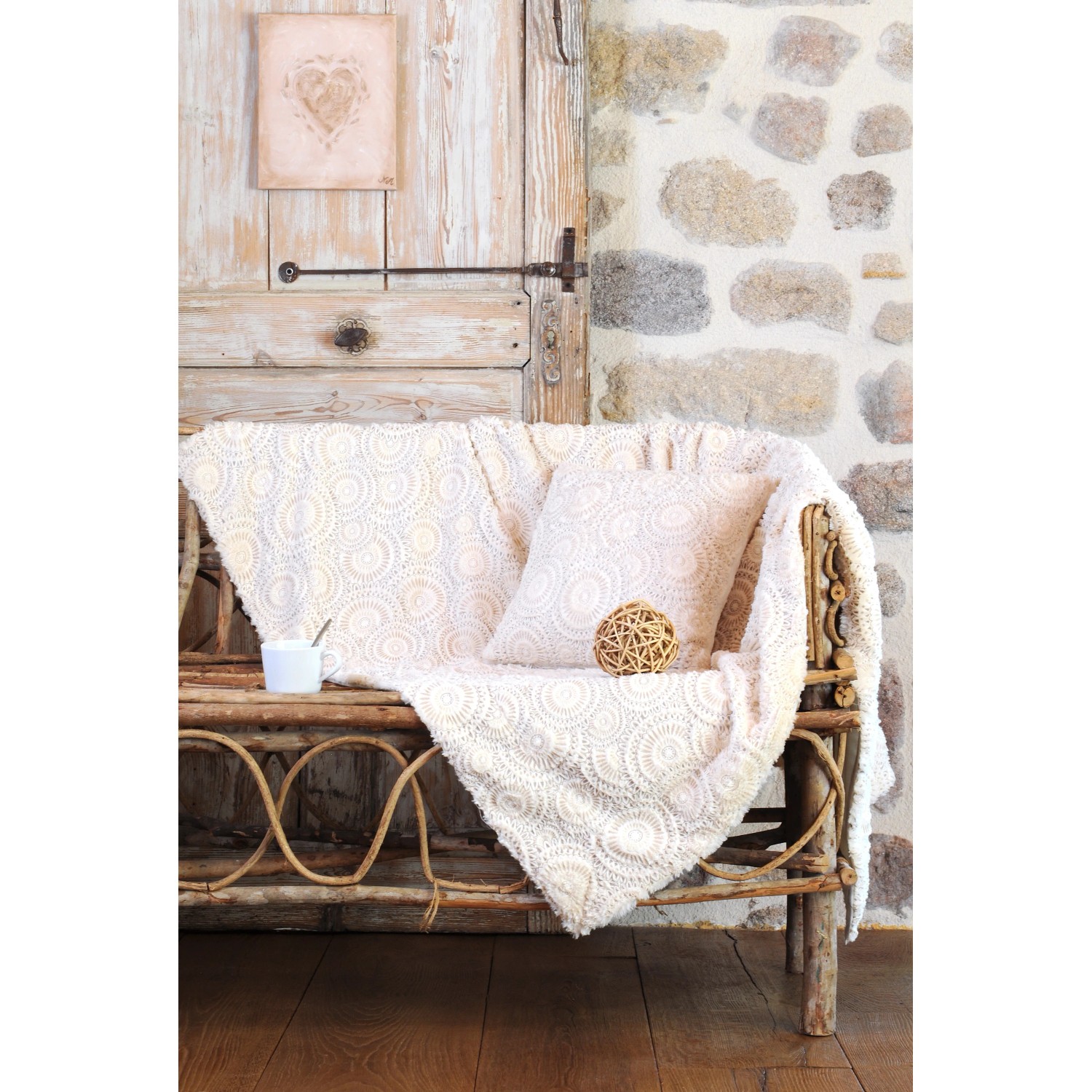 Coperta e cuscino t.b.t. su panca rustica. Tessili per la casa accoglienti.