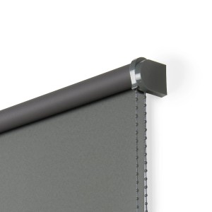 Dettaglio di una tenda a rullo o pacchetto grigia t.b.t. con comando a catena.