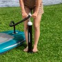 Donna gonfia la tavola SUP Bestway con la pompa. Accessorio Stand Up Paddle.
