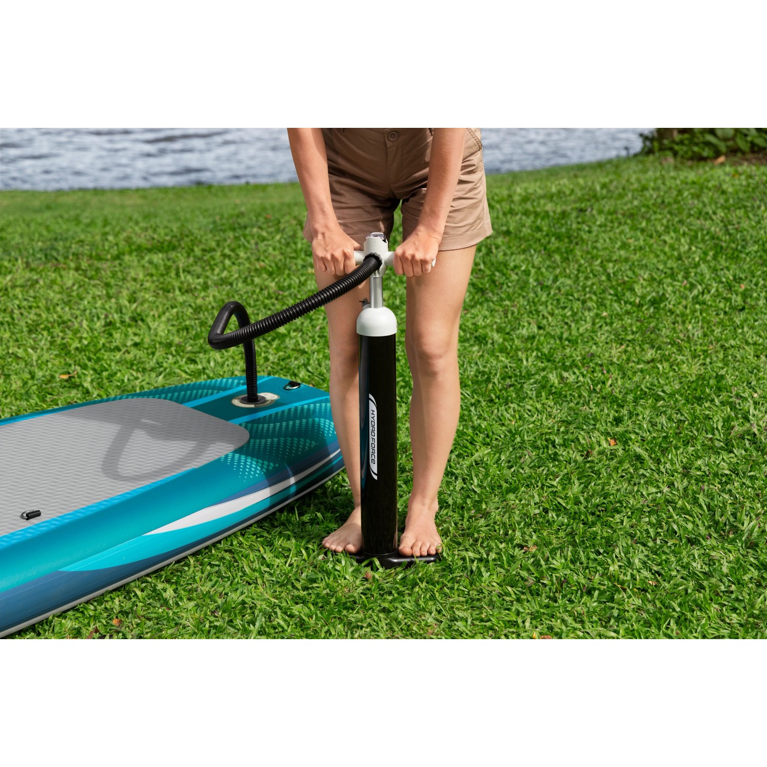 Donna gonfia la tavola SUP Bestway con la pompa. Accessorio Stand Up Paddle.