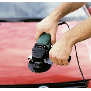 Platorello LUX 115 mm per dischi abrasivi su smerigliatrice angolare in uso.