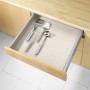 Tappetino antiscivolo trasparente Wenko (150x50 cm) in un cassetto con utensili da cucina.
