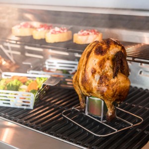 Supporto arrosto Char-Broil Grill+ con pollo sulla griglia, verdure e pane sullo sfondo.