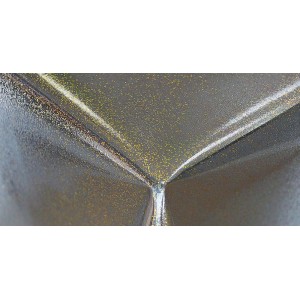 Dettaglio di una tovaglia con accenti dorati.