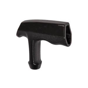 Dettaglio di un raccordo a T nero per accessori tagliaerba.