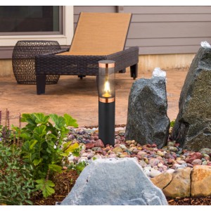 Lampada da giardino Globo Boston nera con vetro fumé e dettagli color rame.