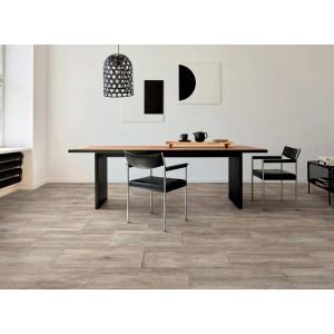 Gres porcellanato Swamp Taupe posato, piastrella per pavimento opaca effetto legno, 60x30 cm nella sala da pranzo.