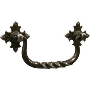 Maniglia per mobili t.b.t. in stile antico per cassetti e armadi.