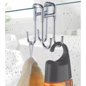 Gancio doccia doppio Wenko in acciaio inox lucido con asciugamano e bagnoschiuma.