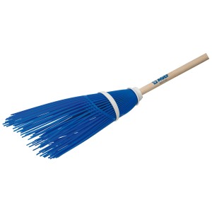 Scopa blu con manico in legno per la pulizia. Categoria: Attrezzi per la pulizia.