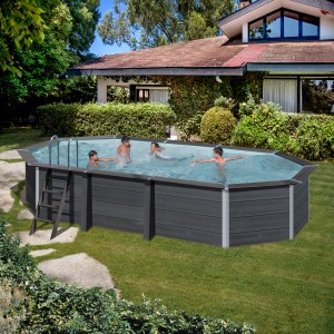Piscina ovale Gre Composite Avantgarde (664x386x124 cm) con persone che nuotano in giardino.