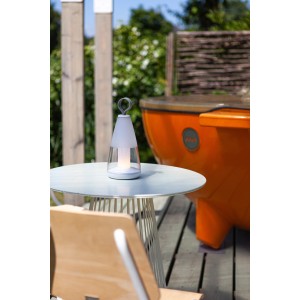 Lampada da tavolo smart LED per esterni Pepper RGB, dimmerabile, su tavolo in giardino.