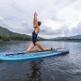 Bestway SUP Board Oceana Set: Donna che fa yoga sulla tavola da stand up paddle sull'acqua.