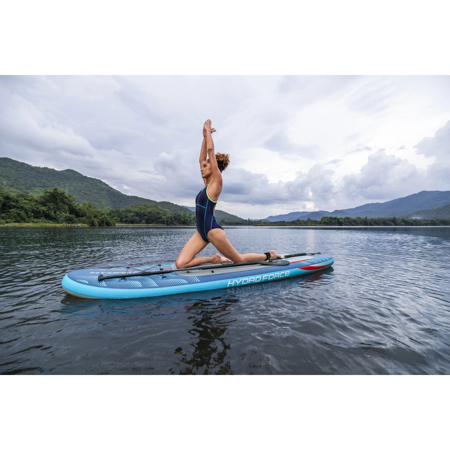 Bestway SUP Board Oceana Set: Donna che fa yoga sulla tavola da stand up paddle sull'acqua.