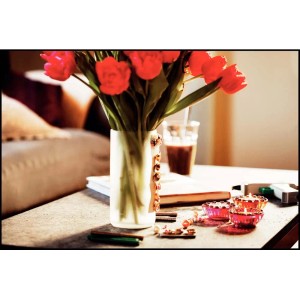 Scena decorativa con fiori, candele e colla stick – ideale per il fai da te.