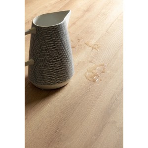 Laminato Kaindl Masterfloor Aqualine Eiche Historic Samoa con pozzanghera e brocca.