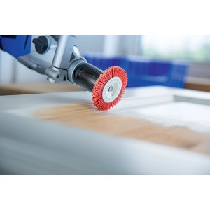 Spazzola per trapano t.b.t. in azione su superficie in legno.