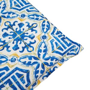 Fodera per cuscino decorativo con motivo blu e giallo.