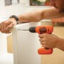Avvitatore a batteria Black+Decker BDCD8 avvita un mobile.
