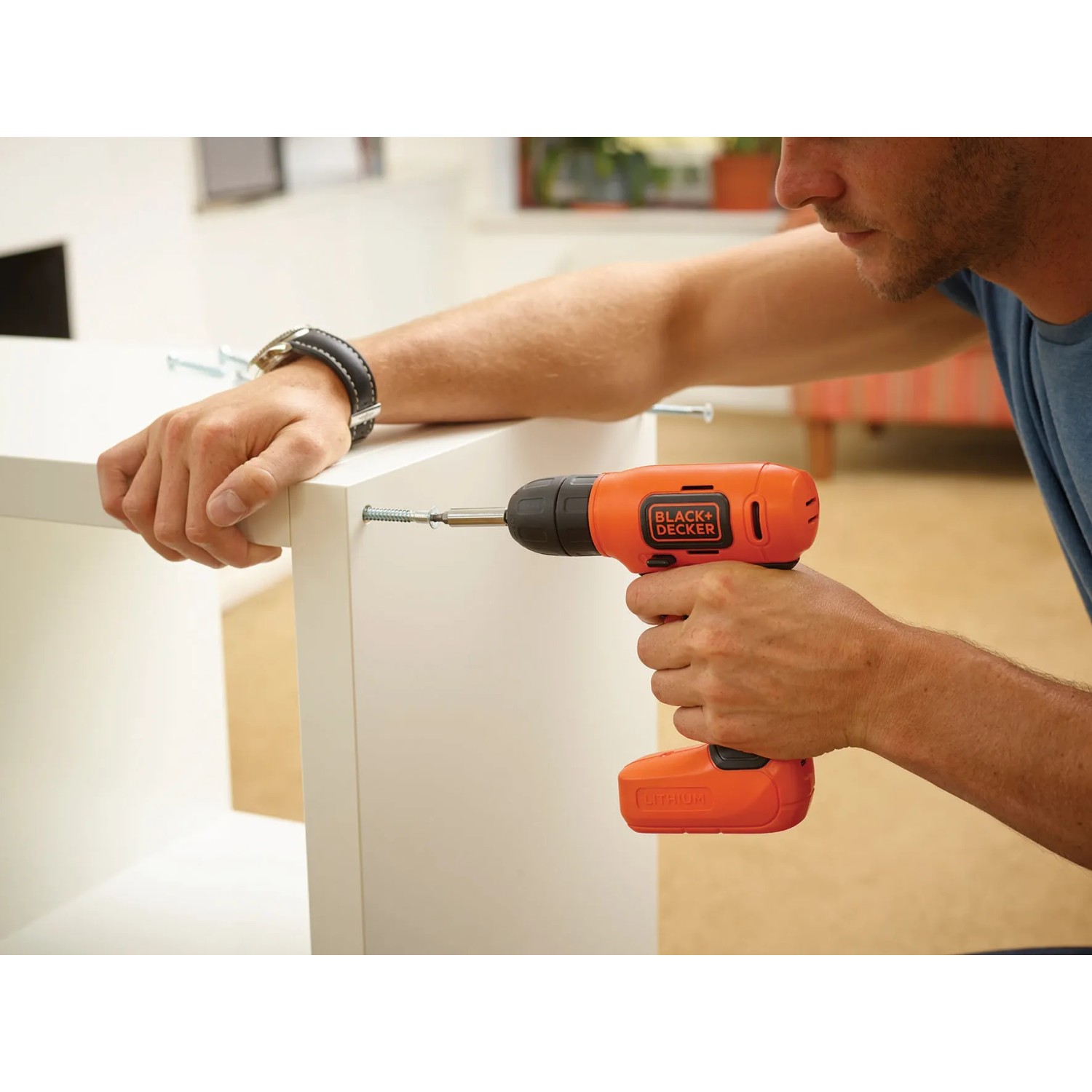 Avvitatore a batteria Black+Decker BDCD8 avvita un mobile.