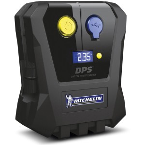 Michelin Digital Power Source (DPS) per accessori auto con porta USB e display.