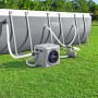 Pompa di calore per piscina Bestway accanto alla piscina sul prato. Riscaldamento per piscine.