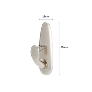 Primo piano di un gancio adesivo argentato con dimensioni.