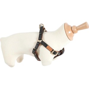 Pettorina per cani t.b.t. in pelle nera su un manichino.