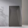 Piatto doccia t.b.t. rettangolare grigio con scarico a fessura in bagno moderno.
