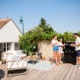 Barbecue a gas t.b.t. in uso con persone su una terrazza.