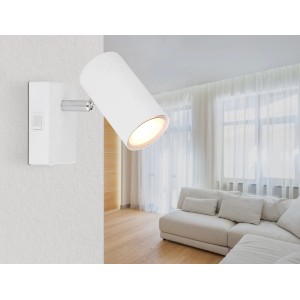 Faretto Globo Robby bianco, 1 luce, con dettaglio cromato montato su parete bianca.