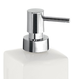 Dettaglio: Dispenser sapone bianco con pompa cromata.