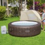 Tettuccio parasole Bestway LAY-Z-SPA con vasca idromassaggio in giardino.