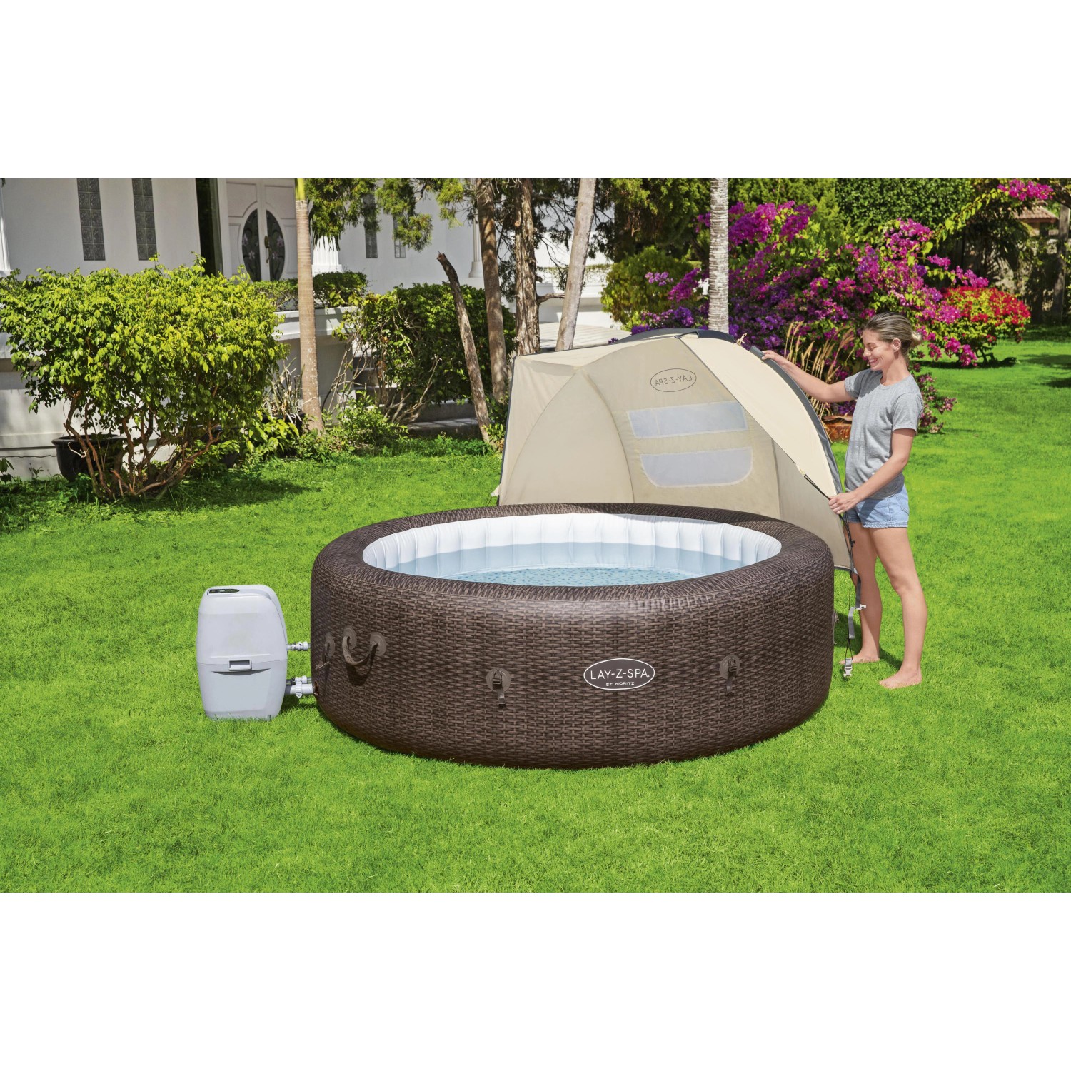 Tettuccio parasole Bestway LAY-Z-SPA con vasca idromassaggio in giardino.