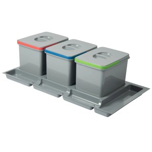 Pattumiere t.b.t. grigie per la raccolta differenziata con coperchi colorati (rosso, blu, verde).