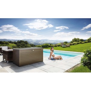 Biohort FreizeitBox 160 in bronzo metallizzato accanto a piscina e mobili da giardino.