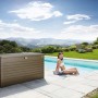 Biohort FreizeitBox 160 in bronzo metallizzato accanto a piscina e mobili da giardino.