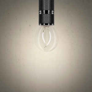 Lampadina LED E14 con bulbo in vetro trasparente e base nera.