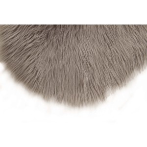 Dettaglio di un tappeto a pelo lungo grigio e soffice.