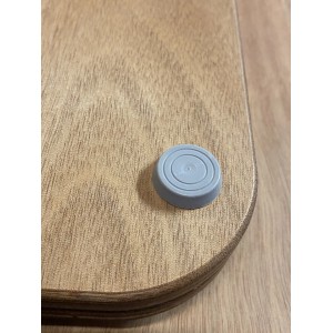 Dettaglio di un accessorio doccia grigio su una superficie di legno.