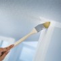 Pennello angolare LUX 40 mm in uso: Pittura di un angolo con pittura a emulsione.