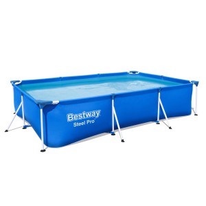 Piscina rettangolare Bestway Steel Pro con struttura blu e riempita d'acqua.